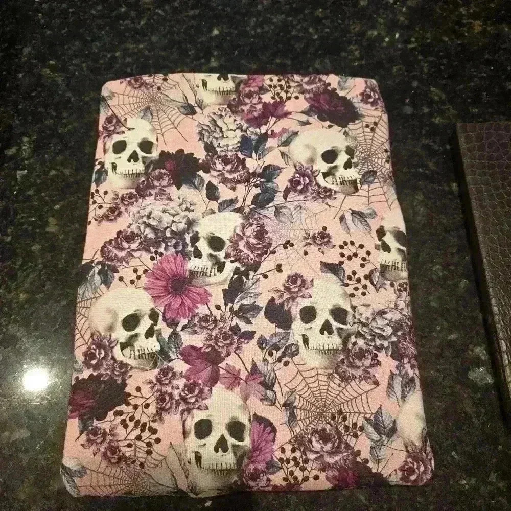 Pink and skulls 8.5 by 11 book  kindle laptop sleeve - Picture 3 of 3